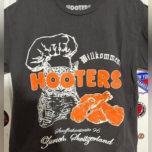 Hooters t shirt